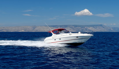 Acrylglasbilder Wasser Motorsport Schnelles Motorboot auf offener See  © Visionsi