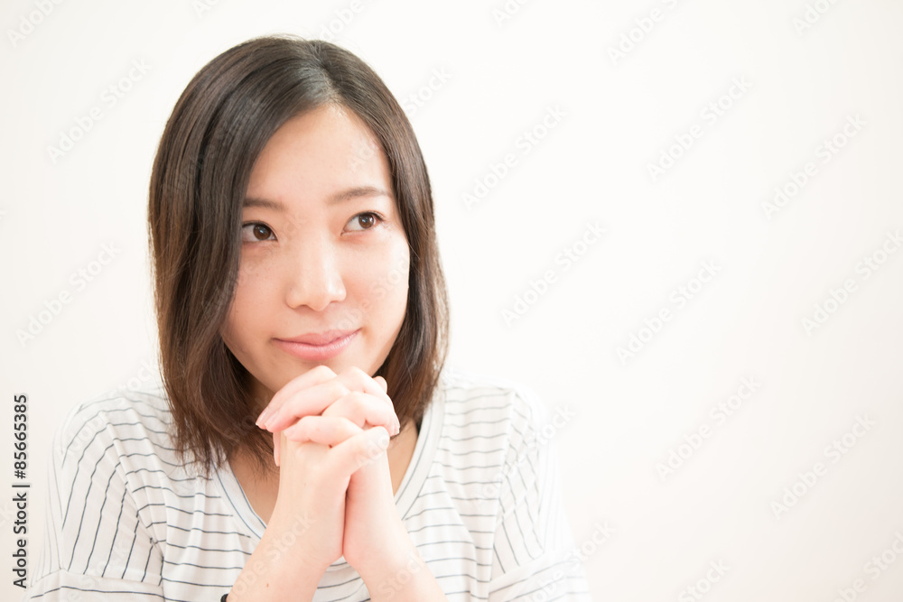 願いをする女性 願いをする女性