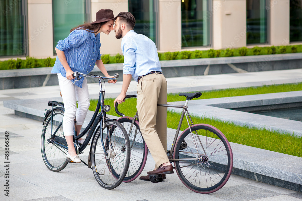 Obraz premium Romantic date of young couple on bicycles