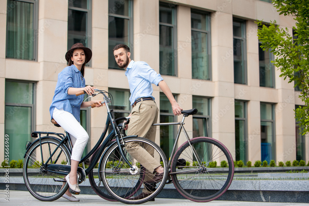 Fototapeta premium Romantic date of young couple on bicycles