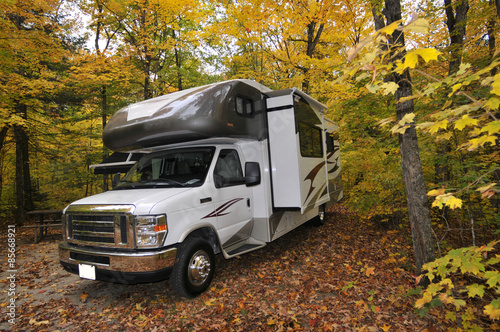 Fotografering roadtrip with motorhome in Indian summer Ontario Canada