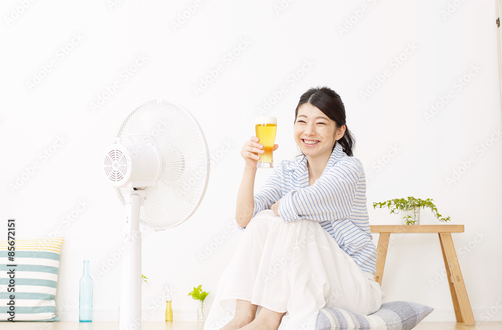 ビールを飲む女性 ビールを飲む女性