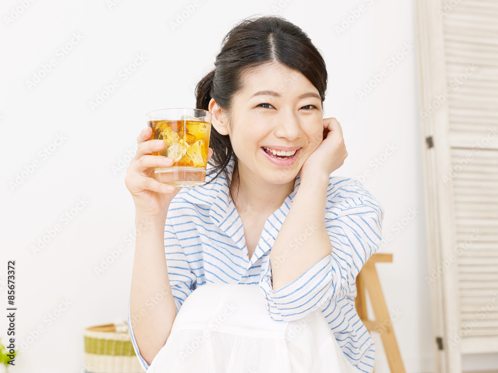 アイスティーを飲む女性 アイスティーを飲む女性
