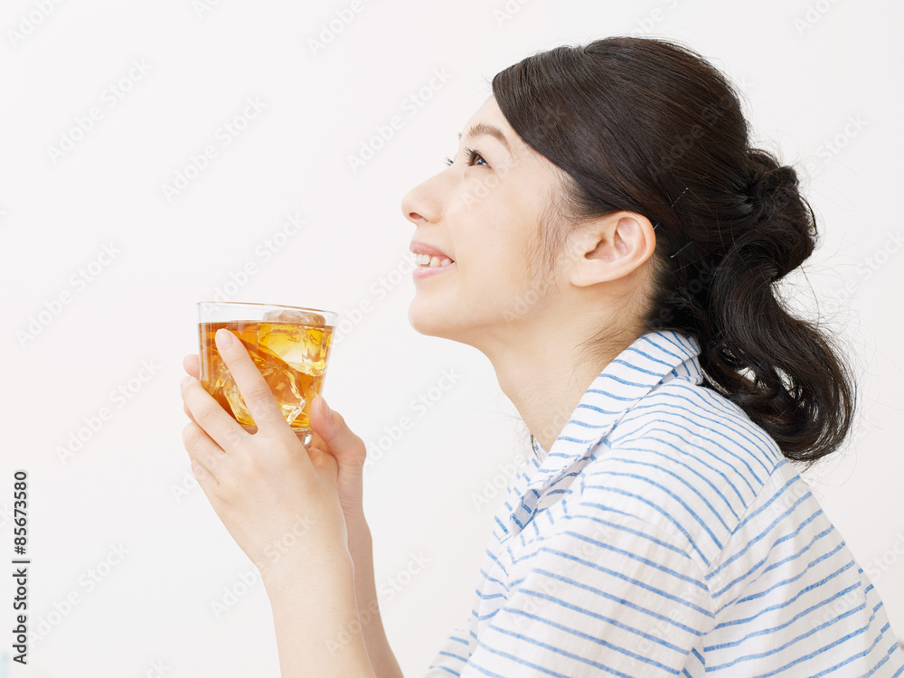アイスティーを飲む女性 アイスティーを飲む女性