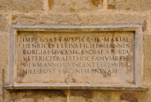 Gandia, La Safor, Valencia, España, inscripción en latín citando a los Borgia