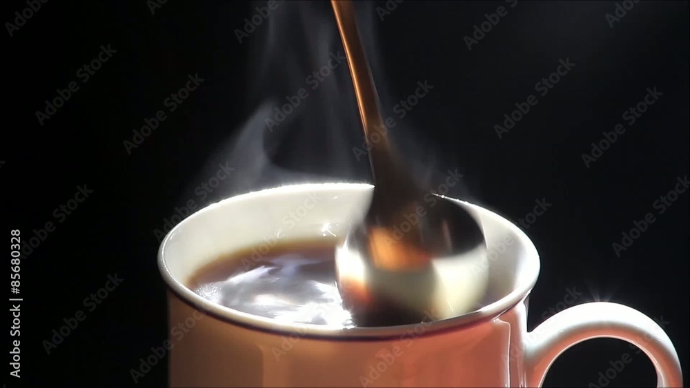 heisser kaffee in kaffeetasse mit loffel umrühren   

 