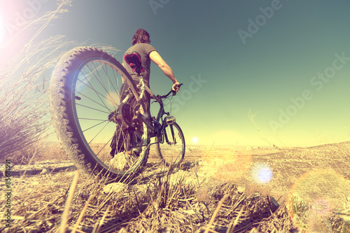 Vida saludable.Deporte en bicicleta.Paisaje y puesta de sol en estilo vintage photo