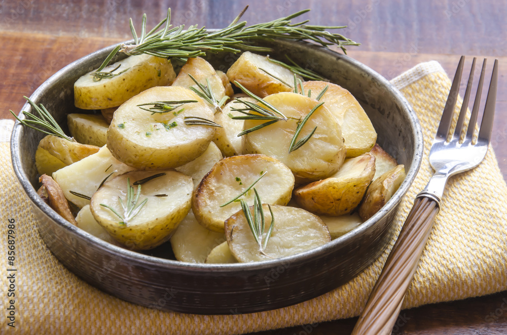 Patatas asadas con hierbas aromaticas de romero Patatas asadas con hierbas aromaticas de romero