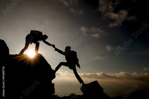 kaya tırmanışında yardım eli uzatmak&yardımlaşmak photo