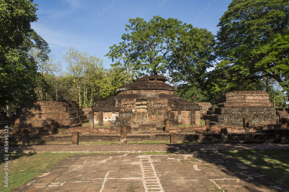 Fototapeta premium ruin of the temple wat Phra That in Kamphaeng Phet