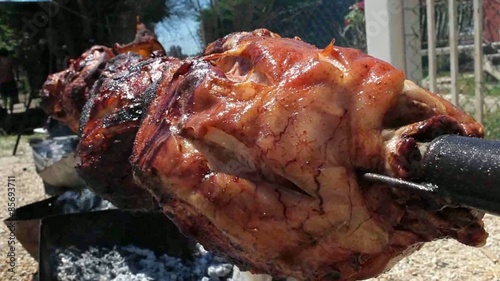 Cochons grillé à la broche au feu de bois