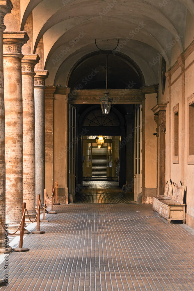 Obraz premium entrance with colonnade of palace