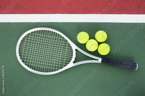 tennis racket and balls on the tennis court © FAMILY STOCK
