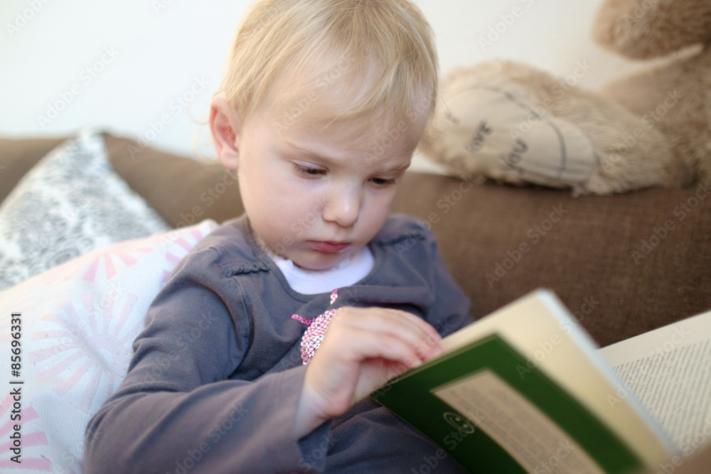 mädchen beim lesen mädchen beim lesen