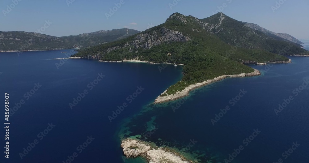Vista panorámica una isla. Barco en la costa dálmata, Croacia. Escena con dron. Parque Nacional. Vista panorámica una isla. Barco en la costa dálmata, Croacia. Escena con dron. Parque Nacional.