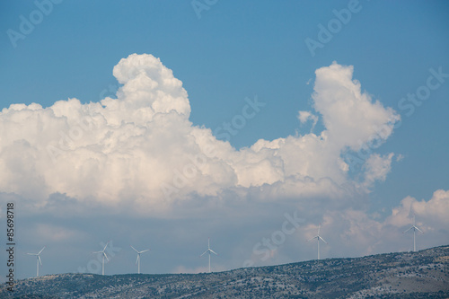 Molinos de viento para generar enegía. Energía renovable, sustentable.