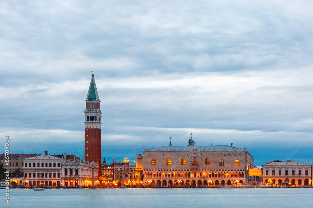 Obraz premium View from the sea to Venice at evening, Italia
