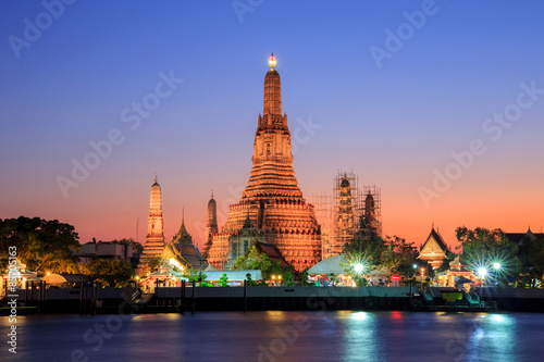Wat Arun Buddhist religious places in twilight time, Bangkok, Thailand © Southtownboy Studio