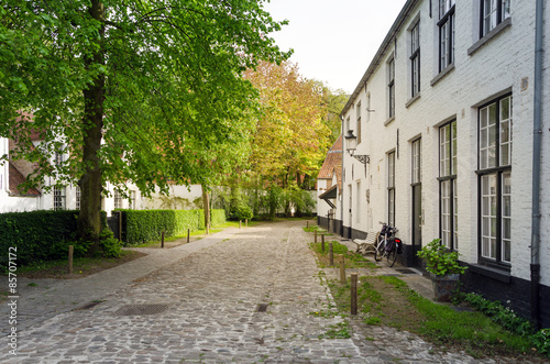 White houses in the Beguinage (Begijnhof) in Bruges © siraanamwong