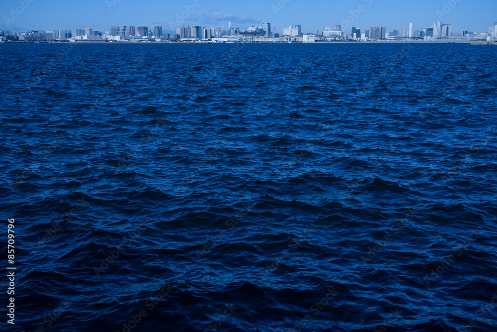 東京湾 揺れる波と都市風景 Stock Photo Adobe Stock