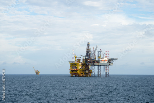 Drilling operation between Jack up and Oil processing platform at sea 