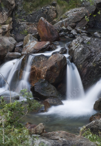 La cascata sul corso del ruscello alpino
