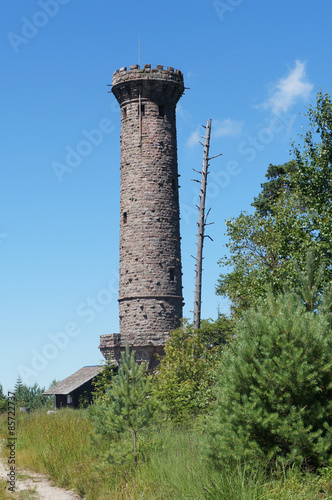 Aussichtsturm im Schwarzwald/Aussichtsturm im Nordschwarzwald in Deutschland, alter Turm, blauer Himmel,.observation tower in the northern Black Forest in Germany, old tower, blue sky,