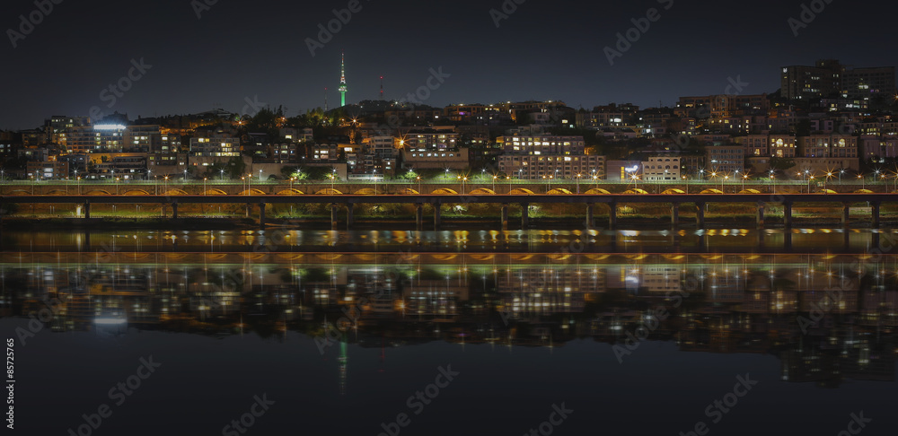 Obraz premium Han River and Bridge in Seoul, South Korea.