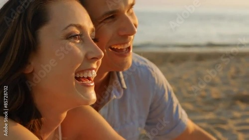 Wallpaper Mural headshot couple on beach Torontodigital.ca