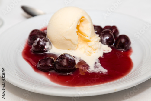 Valokuvatapetti Cherries Jubilee with Sccop of Vanilla