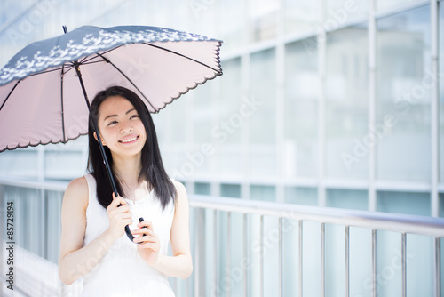 日傘を差した女性