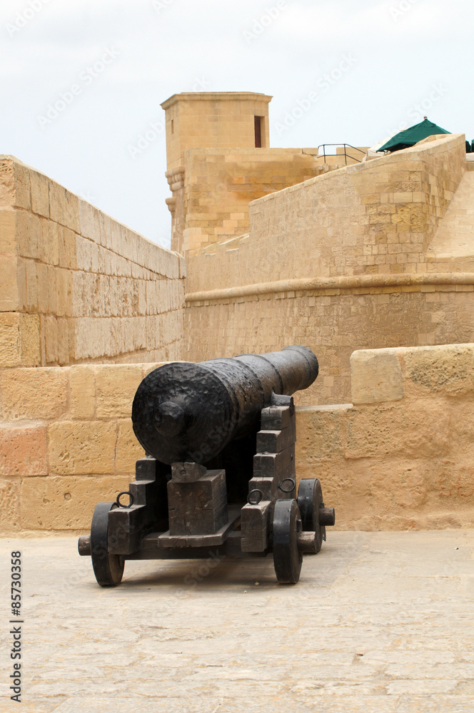 Canon dans les remparts de la citadelle de Rabat / Victoria