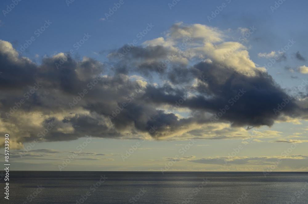 Wolken ueber dem Meer
