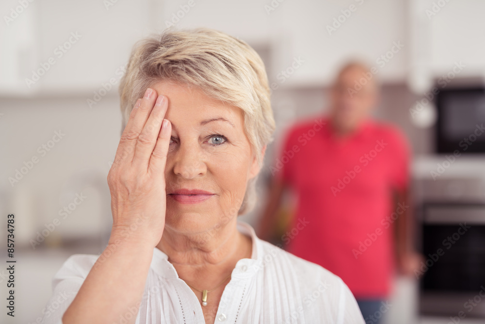 senioren hält eine hand vor das gesicht senioren hält eine hand vor das gesicht