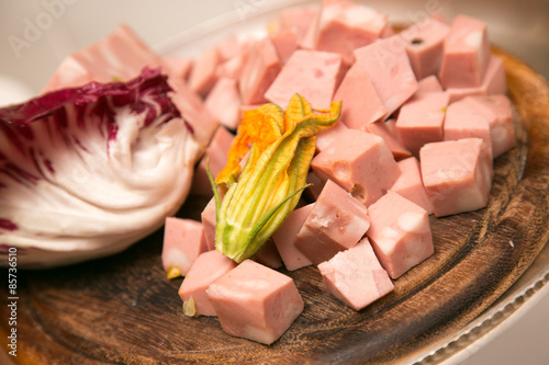 Mortadella a cubetti con fiore di zucchina e radicchio rosso