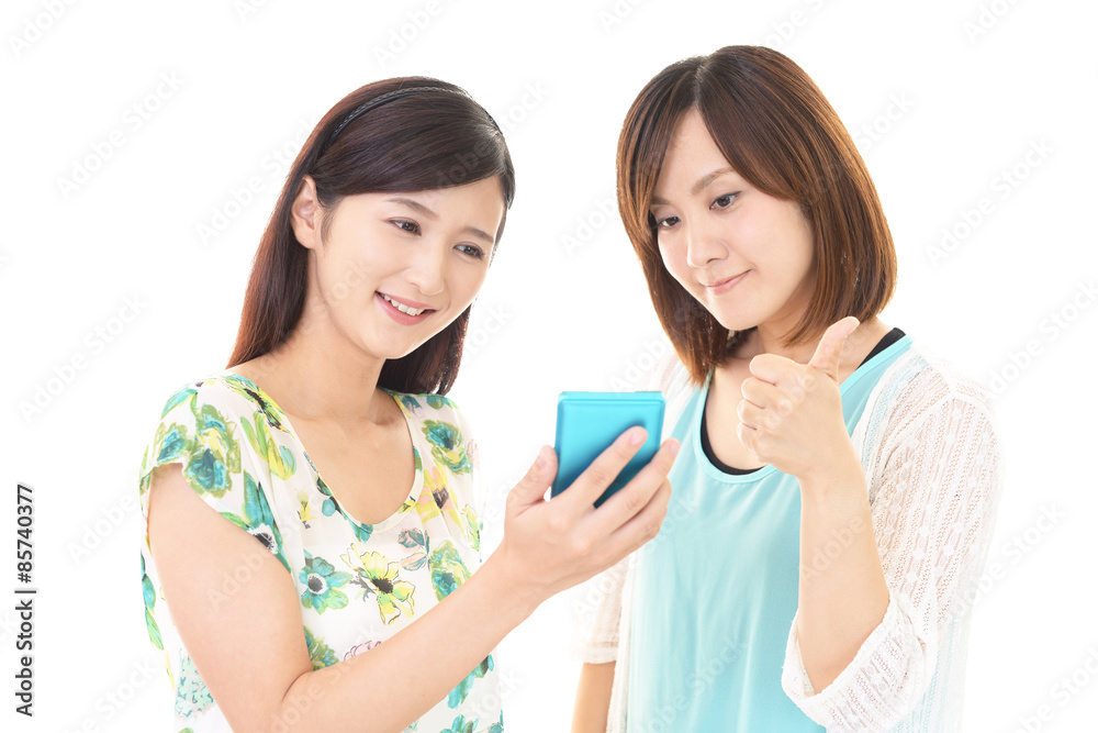 スマートフォンを持つ笑顔の女性 スマートフォンを持つ笑顔の女性