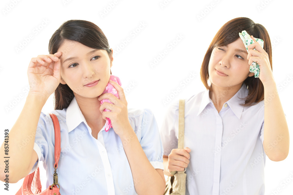汗を拭く女性