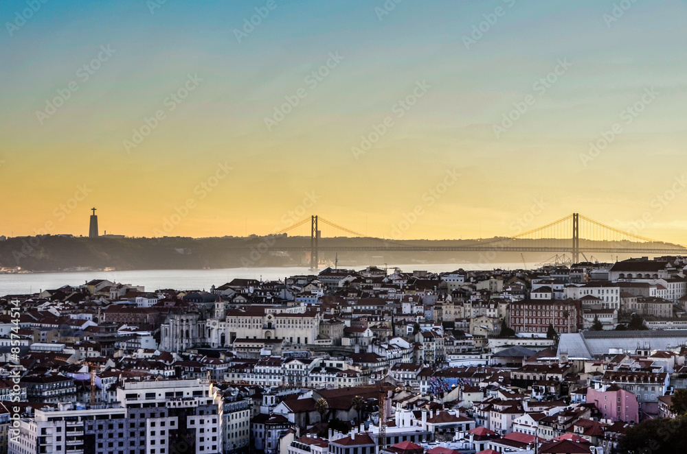 Sonnenuntergang in Lissabon mit Brücke