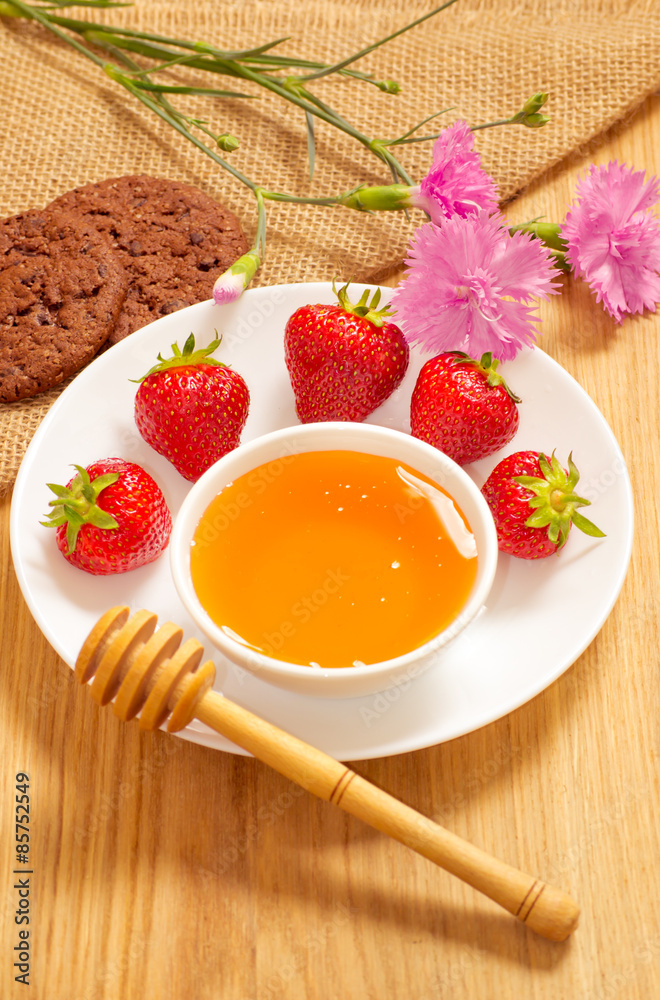 Strawberries, honey, cookies and cloves Strawberries, honey, cookies and cloves