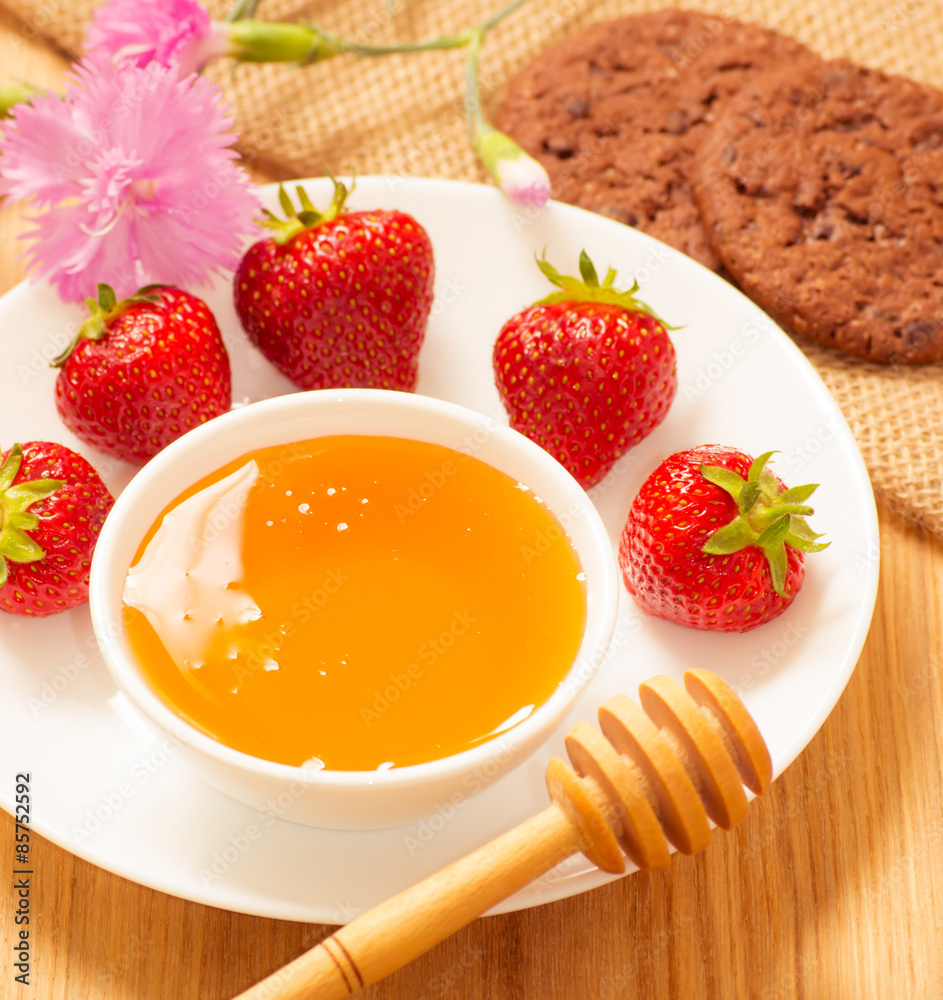 Strawberries, honey, cookies and cloves Strawberries, honey, cookies and cloves