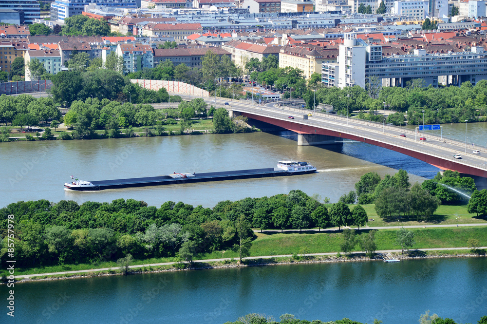 Obraz premium Donau mit Containerschiff und Donauinsel