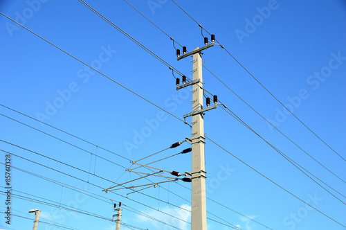 Bahnstreckenmast mit Oberleitung