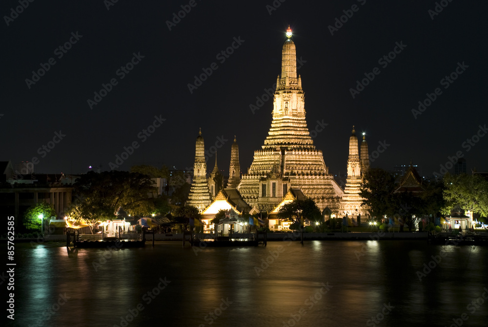 Obraz premium Wat Arun at Bangkok by night
