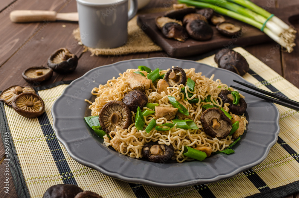 Chinese noodles with chicken and shitake