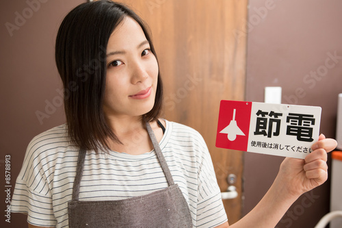 節電を呼びかける女性