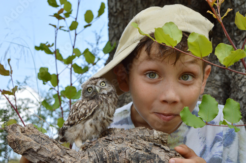 Kind  mit eule