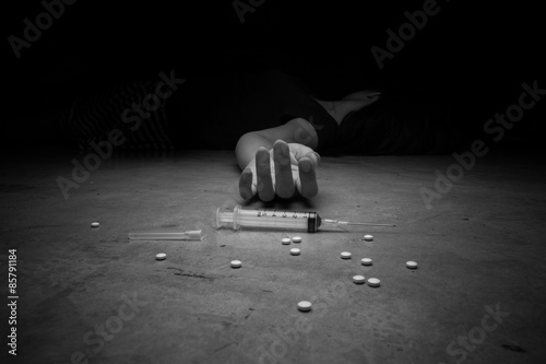 Slika na platnu Close-up on the floor of the syringe with the drug. In the backg