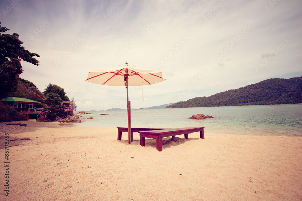 Fototapeta premium beds and umbrella on a tropical beach