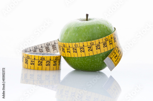 Wallpaper Mural Manzana verde con cinta sobre fondo blanco (salud y concepto de dieta) Torontodigital.ca