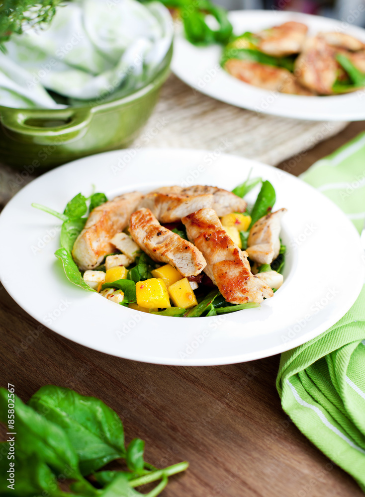 Frischer salat mit puten streifen und mango Frischer salat mit puten streifen und mango